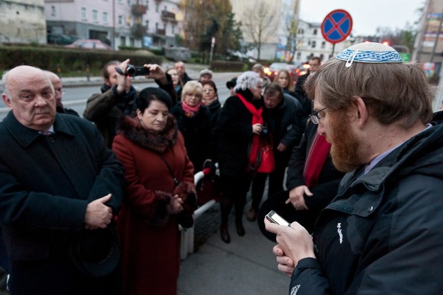 Odsłonięcie tablicy poprzedziła modlitwa, którą prowadził rabin Wrocławia Tyson Herberger.