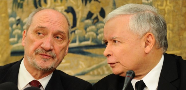 Antymigranckie wzmożenie stworzyło warunki do "wyjścia z piwnicy" zarówno prezesa PiS Jarosława Kaczyńskiego, jak i jego zastępcy - Antoniego Macierewicza