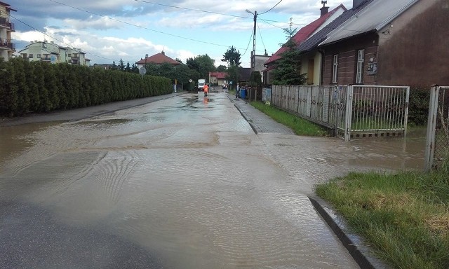 Nawałnica nie trwała długo, ale była bardzo gwałtowna. Woda wdzierała się na ulice i do domów.