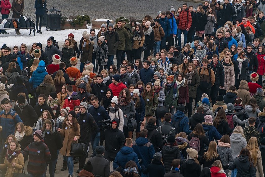 Jubileuszowy Polonez sądeckich maturzystów przed ratuszem