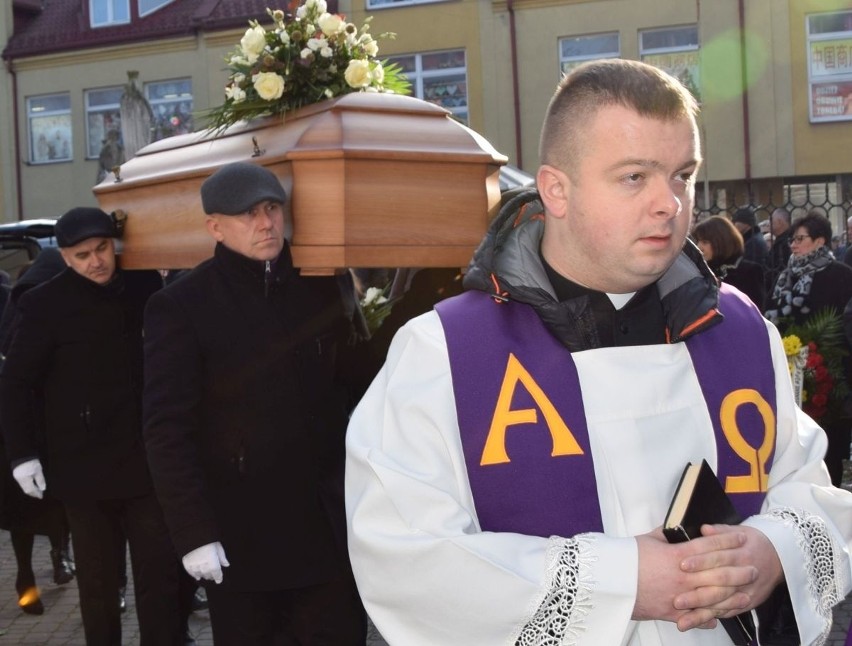 Tłumy na pogrzebie byłego starosty włoszczowskiego Ryszarda Maciejczyka. Ludzie nie mieścili się w kościele (WIDEO, zdjęcia)