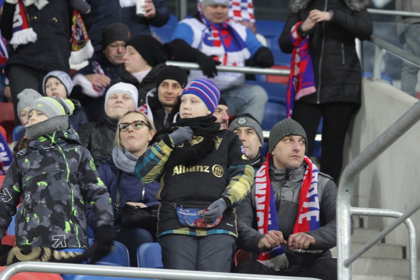 Górnik Zabrze – Wisła Kraków 2:0. Fanki na meczu w Zabrzu ZOBACZ ZDJĘCIA