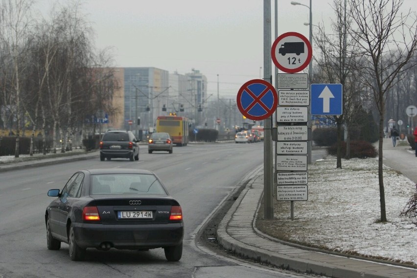 Chaos w oznakowaniu na Legnickiej. Znak zakazu i... 10 tabliczek (ZDJĘCIA)