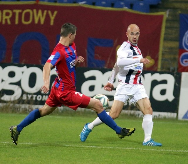 Jesienią w meczu Polonii z Odrą w Bytomiu padł remis 1-1. Z prawej obrońca opolskiej drużyny Bartłomiej Gawron, który był wówczas blisko zdobycia bramki dla naszego zespołu.