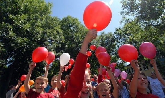 Zawsze w czerwcu w szkołach uczestniczących w Programie "Szkoła bez przemocy&#8221; uczniowie wypuszczają do nieba kolorowe baloniki.