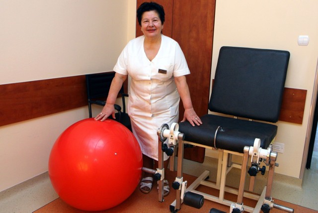 Lidia Kujawa pielęgniarka z oddziału neurologicznego w wyremontowanej sali do fizykoterapii.