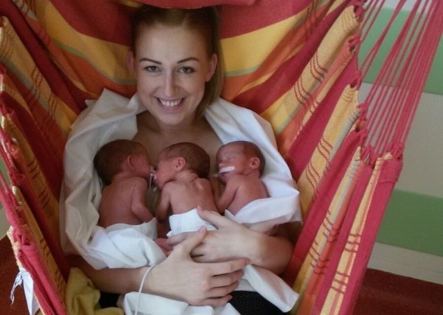 Amelia, Laura i Oliwia pierwsze dni spędziły w inkubatorach. Od niedawna mogą kangurować z mamą.