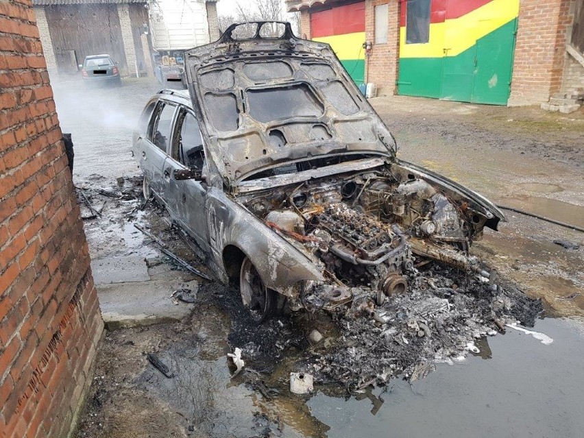 Makabryczne znalezisko w spalonym BMW w Wygodzie w gminie Zawichost. Były tam ludzkie zwłoki 