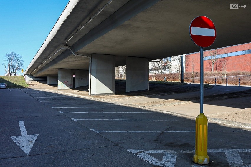 Pusty parking pod Trasą Zamkową w Szczecinie. Czy o to chodzi w Nowym Ładzie Parkingowym? Nasze obserwacje