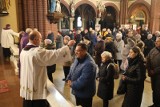 Środa Popielcowa w kościele św. Anny w Zabrzu. Wierni uczestniczyli we mszy, podczas której miał miejsce obrzęd posypania głów popiołem