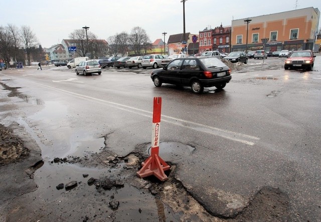 Na lęborskich ulicach o uszkodzenie auta nie trudno. Tu widać dziury przy al. Niepodległości. 
