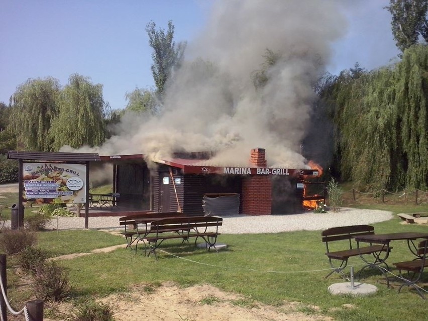 - Pożar objął drewniany budynek obiektu. Trwa akcja gaśnicza...