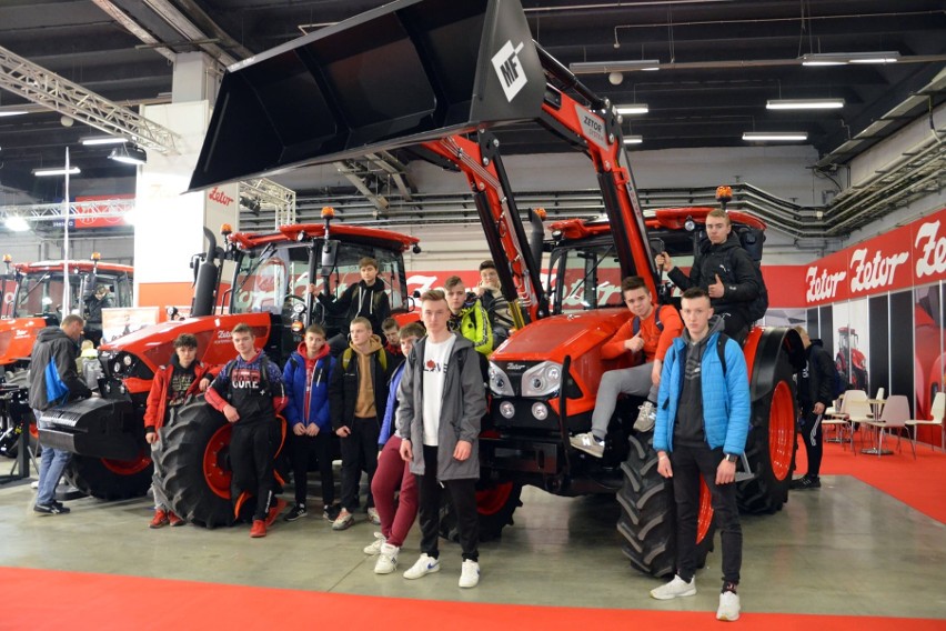 Uczniowie opatowskiej "Górki" na targach AgroTech w Kielcach. Podziwiali nowoczesne maszyny rolnicze. Zobaczcie zdjęcia 