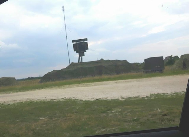 Żołnierze zainstalowali obozowisko z radarem