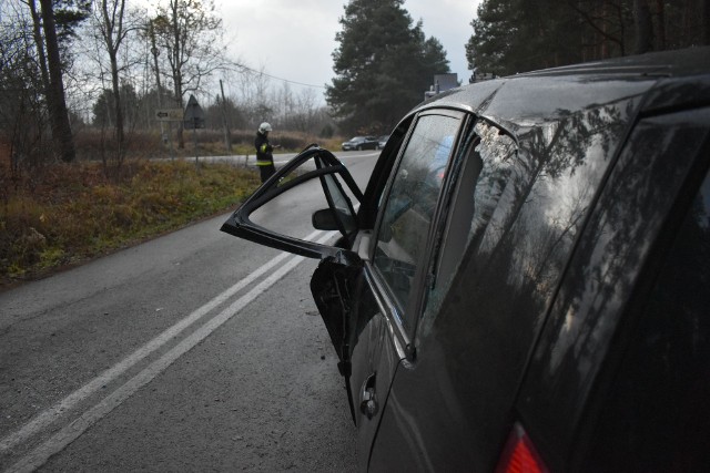 Wypadek w Zimnodole, 18.11.2021. Samochód uderzył w drzewo