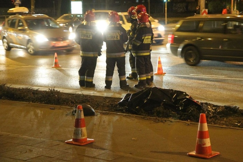 Wrocław: Wypadek na pl. Grunwaldzkim. Nie żyje potrącony pieszy (ZDJĘCIA)