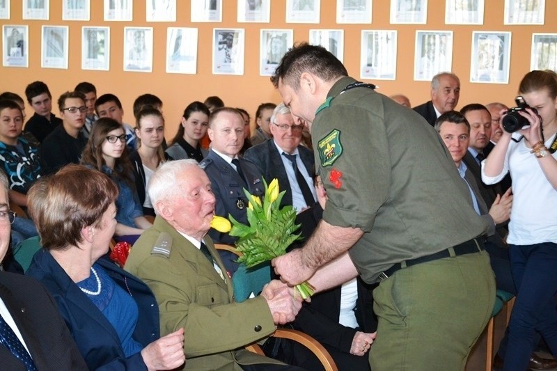 Przeżegnał się, wziął pistolet i sam uwolnił AK-owców. Dziś ma 100 lat