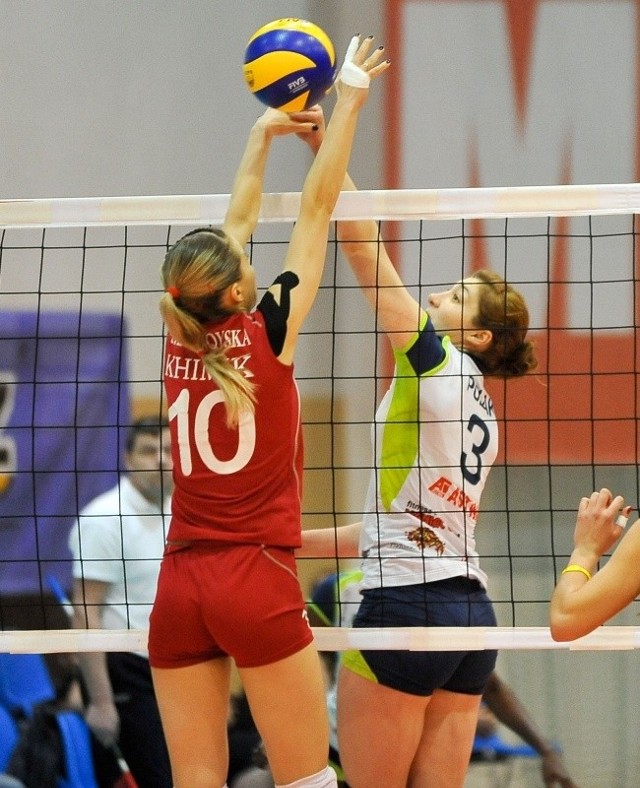 Daria Stepanowska z Chimika (na czerwono) przed tygodniem bez problemu wygrywała podobne sytuacje z Eweliną Polak z AZS.