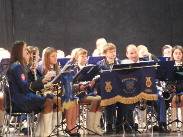 Orkiestra dęta OSP, działająca przy ośrodku kultury w Koronowie, podczas koncertu na scenie Wąbrzeskiego Domu Kultury.