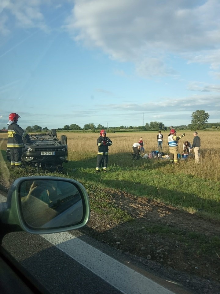 Popiołówka. Wypadek na DK8. Trasa Augustów - Białystok. Dachowanie osobówki [ZDJĘCIA]