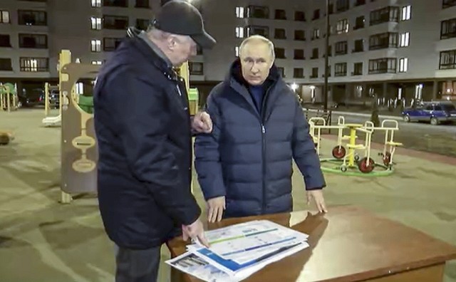 Kreml poinformował w niedzielę o wizycie Władimira Putina w okupowanym Mariupolu, czyli mieście, które rosyjskie wojska zajęły w maju ubiegłego roku po trwających tygodniami brutalnych atakach.