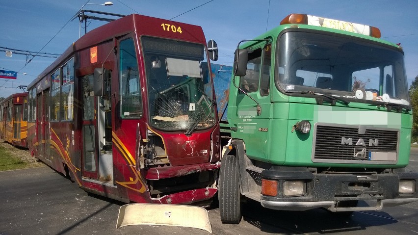 Wypadek na Zgierskiej. Zderzenie tramwaju z ciężarówką. Ranna motornicza [ZDJĘCIA]