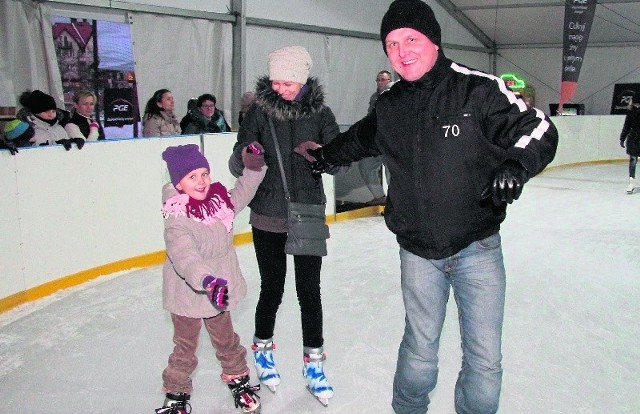 Na lodowisku na kieleckim osiedlu Ślichowice stałymi bywalcami są Rafał Brzoza z żoną Martą i córką Amelią.