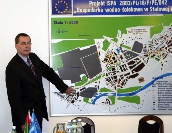Prezes Jacek Nowicki przy planie modernizacji kanalizacji sanitarnej, burzowej i wodociągów