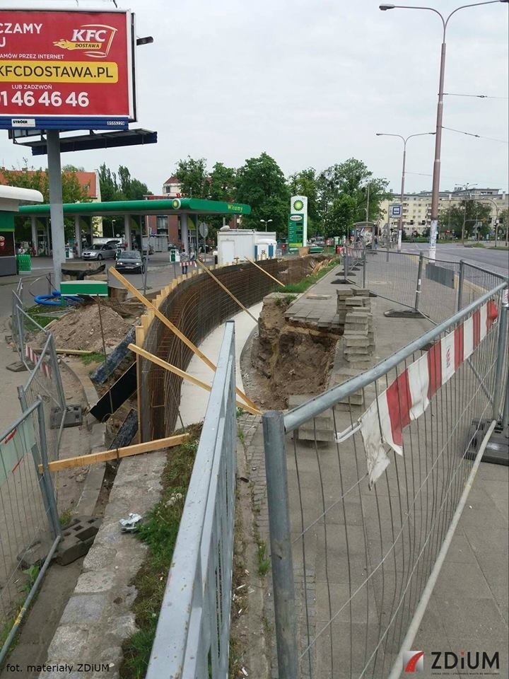 Ścieżka rowerowa przy mostach Warszawskich rośnie w oczach [ZDJĘCIA]