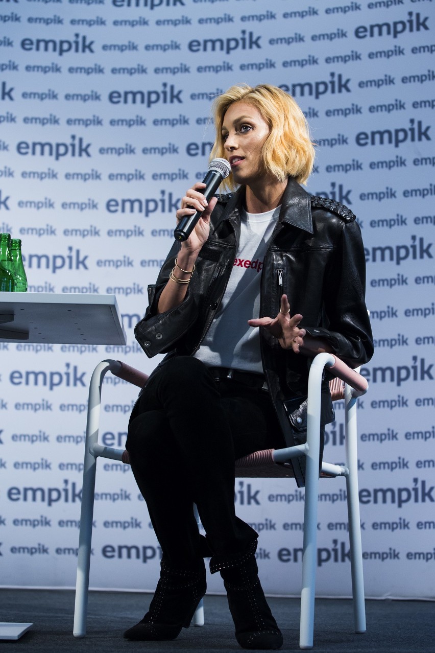 Kraków. Anja Rubik spotkała się z fanami promując książkę "SEXEDPL. Rozmowy Anji Rubik o dojrzewaniu, miłości i seksie"