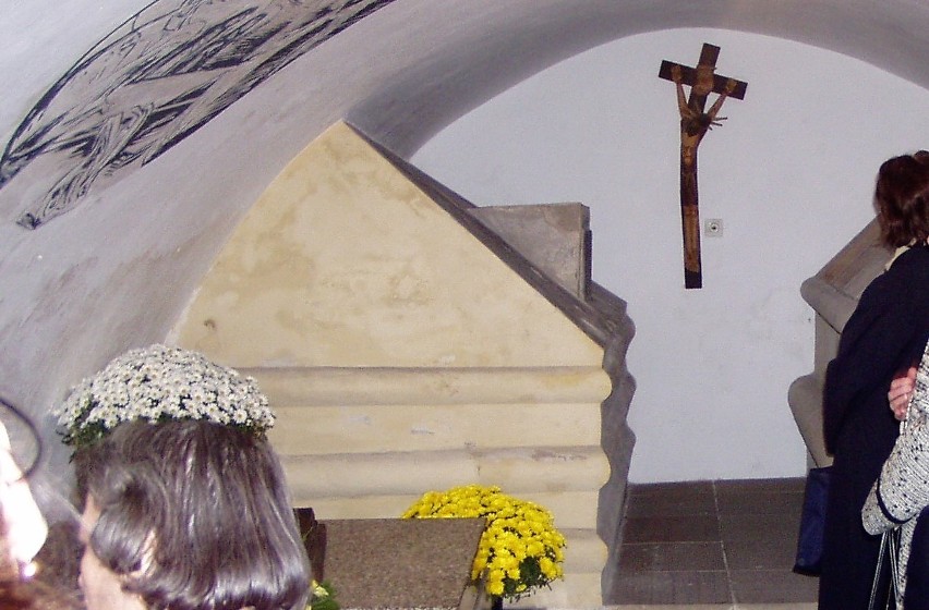 Tarnów. Krypta w bazylice katedralnej otwarta dla wiernych. Zakaz odwiedzin cmentarzy jej nie dotyczy [ZDJĘCIA]