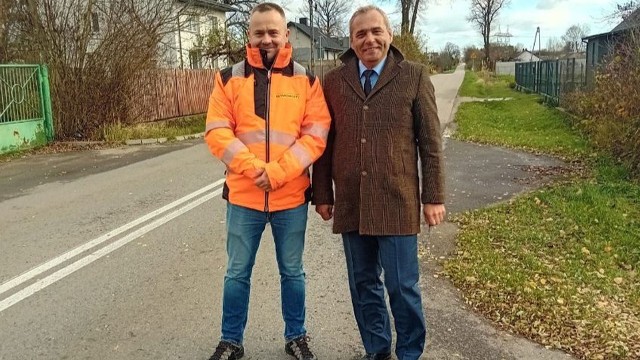 - Droga w Woli Lipienieckiej Dużej zostanie przebudowana - informuje Andrzej Bracha, burmistrz Jastrzębia (z prawej).