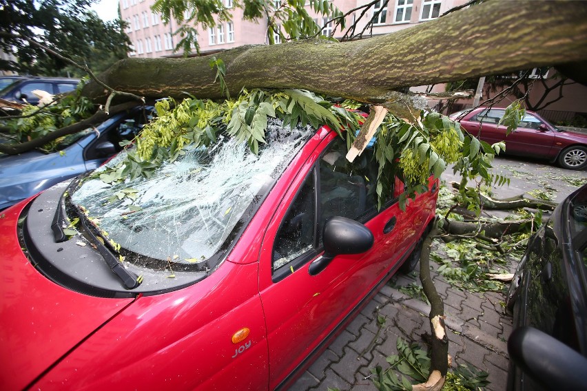 Skutki wichury, która przeszła nad miastem w nocy z...