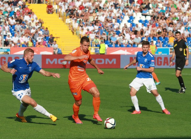 Zespół z Niecieczy w siedmiu dotychczas rozegranych, oficjalnych spotkaniach z Lechem Poznań wygrał tylko raz. W sezonie 2015/16, na stadionie w Mielcu, ekipa Termaliki Bruk-Betu pokonała „Kolejorza” 3:1