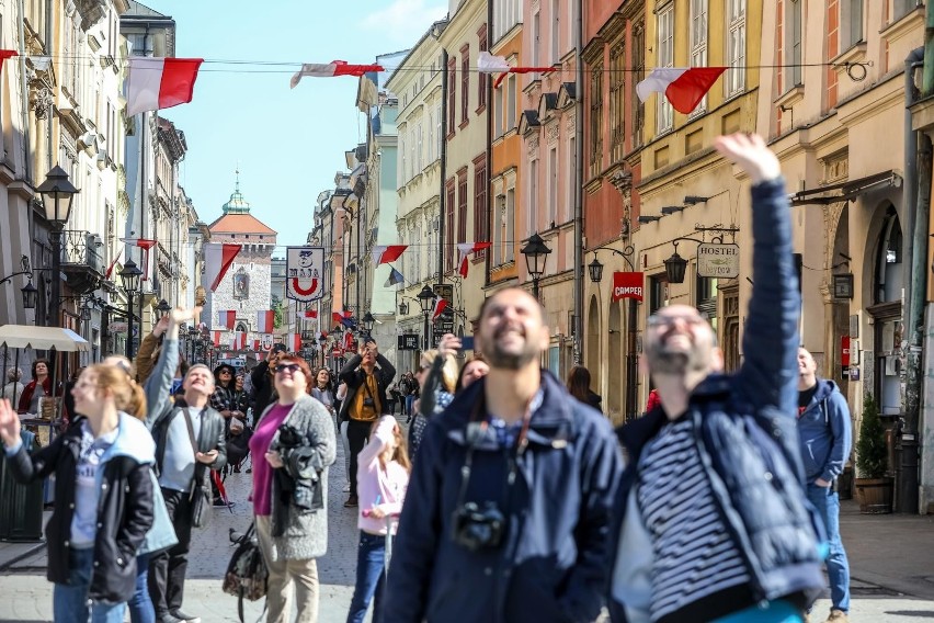 Kraków biało-czerwony na majowe święta. Zobacz, jak jest udekorowane miasto