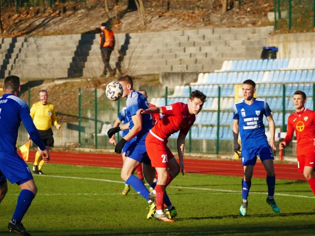 Piłkarze Gwardii Koszalin (czerwone stroje) pokonali na wyjeździe Flotę Świnoujście.