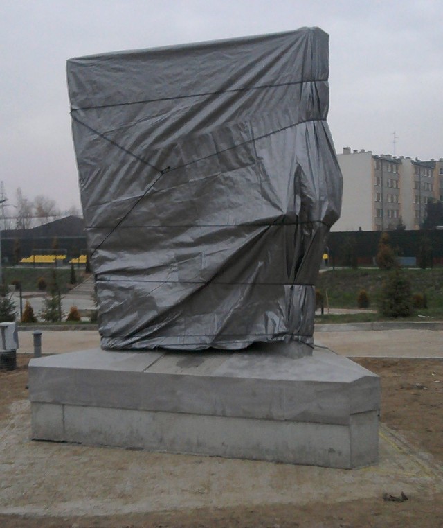 Obelisk upamiętniający walkę mieszkańców Sandomierza z powodzią jest już prawie gotowy. Na razie jest jednak zakryty.