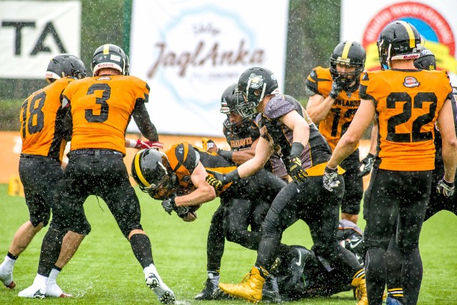 Liniowi Lowlanders (jaśniejsze stroje) zagrali świetne spotkanie