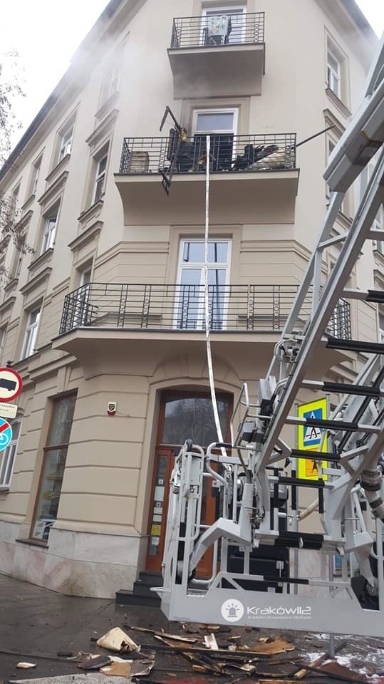 Kraków. Pożar mieszkania przy ul. Smoleńsk. Z balkonu ewakuowano dwójkę dzieci [ZDJĘCIA]