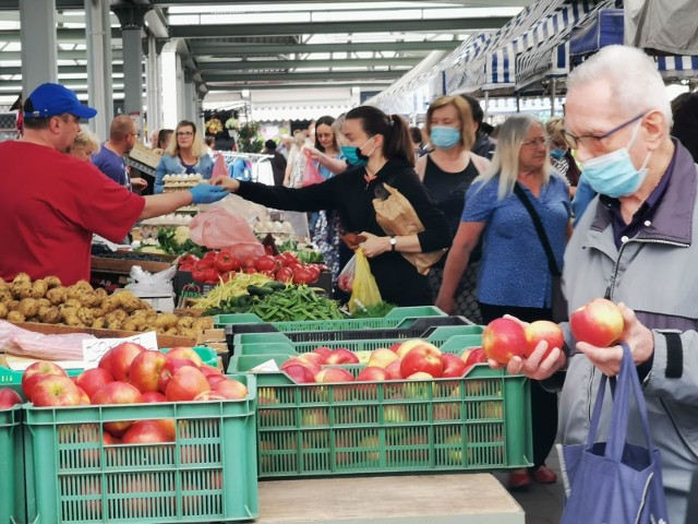 Obowiązek zasłaniania ust i nosa wcale nie został zniesiony, ale jest za to ignorowany przez coraz więcej z nas. Ludzie nie noszą maseczek w centrach handlowych, nie zakładają ich w tramwajach i autobusach. W miejscach takich jak targowiska też nikt nie myśli o zachowaniu dystansu społecznego. A pandemia wcale nie zwalnia.CZYTAJ DALEJ >>>>>Czytaj także:Druga fala koronawirusa w Polsce. Wiemy kiedy uderzy!GIS ostrzega: lipiec 2020 - uwaga na groźne produkty wycofane ze sprzedaży. Sprawdź, co w nich było