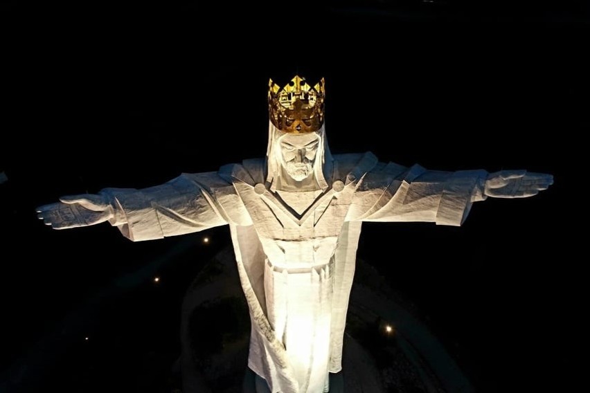 Pomnik Chrystusa Króla w Świebodzinie góruje nad miastem.