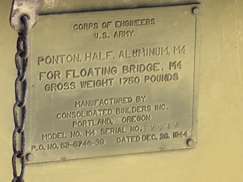 Jak informuje tabliczka znamionowa ten ponton mostowy został...