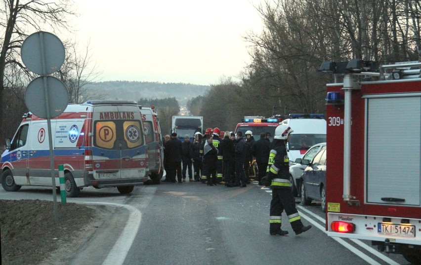 Zablokowana droga po wypadku w Piasecznej Górce. Trzy osoby ranne