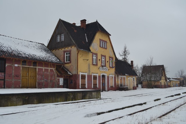 Ostatni pociąg towarowy do Koronowa przyjechał w roku 1993. Ale stacja ma szczęście. Budynki dworcowe dzierżawią pasjonaci kolejnictwa - działacze Stowarzyszenia na rzecz rozwoju transportu publicznego w Koronowie oraz członkowie Stowarzyszenia Skulls. To dzięki temu jest on w niezłym stanie. Jednak nie wszędzie tak jest, co dokumentują kolejne zdjęcia.