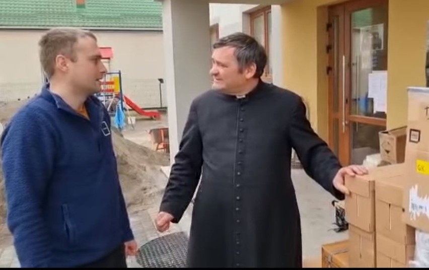 Ksiądz Grzegorz Draus przekazuje część darów do Żytomierza