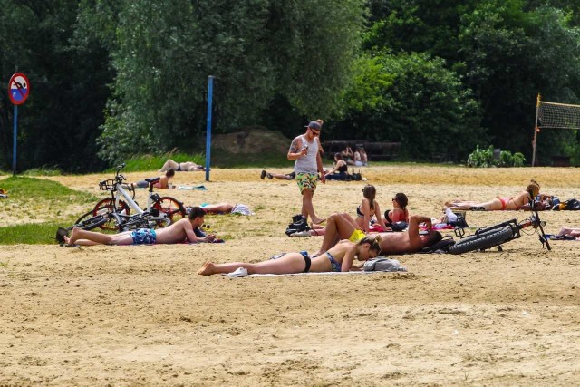 Niebawem stratuje sezon na rzeszowskiej Żwirowni, ale słońce już przyciąga plażowiczów na kąpielisko.