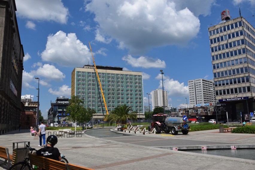 Z dachu dawnego hotelu Silesia ściągnięto neony "Orbis" i...