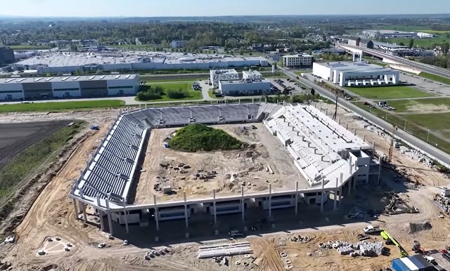 Kibice w kolejnych polskich miastach doczekają się nowoczesnych stadionów. Tylko w tym momencie trwają prace na trzech stadionach, na których grają lub mają zagrać kluby z PKO Ekstraklasy. A to nie wszystko. Powstają również trzy obiekty dla pierwszoligowców i po jednym dla klubów z drugiej i trzeciej ligi. Zobaczcie, jak wyglądają place budowy i kiedy przypuszczalnie rozpoczną się odbiory.