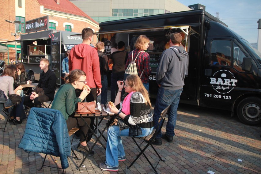 Jesienny zlot Food Trucków pod Galerią Kazimierz [ZDJĘCIA]