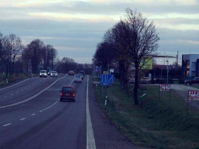 Na odcinku krajowej drogi 77 przebiegającej przez gminę Orły kierowcy często łamią przepisy. Ale chcąc jeździć zgodnie z nimi często musieliby, wyjeżdżając z posesji, nadrabiać kilkanaście km.